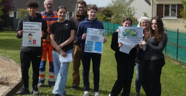 photo  les jeunes du chantier argent de poche, à côté du square des ormeaux, avec les affiches qu’ils ont confectionnées.  &copy;  le maine libre 