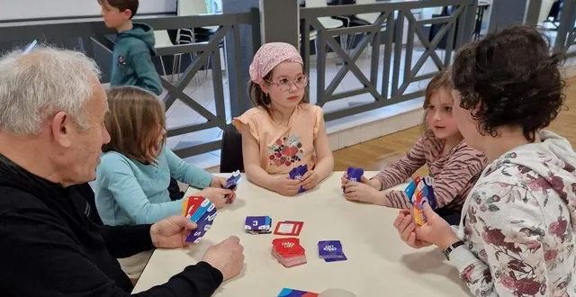 photo  à l’issue du goûter, par petites tablées jeunes et têtes blanches ont échangé leur savoir des jeux.  &copy;  le maine libre 