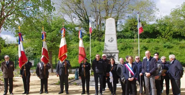 photo  élus et anciens combattants réunis en mémoire des déportés.  &copy;  le maine libre 
