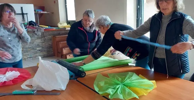 photo  les bénévoles du comité des fêtes s’activent pour les dernières décorations florales.  &copy;  ouest-france 
