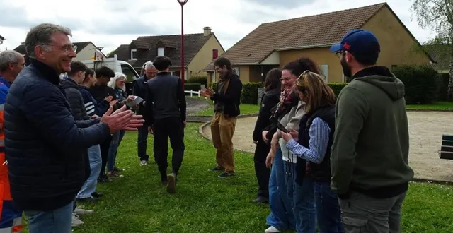 photo  après cinq matinées de labeur, les jeunes ont été récompensés pour avoir rénové les bancs et le square des ormeaux.  &copy;  ouest-france 