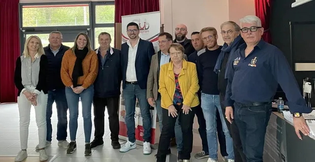 photo  un rassemblement à la salle simone-veil de lombron.  &copy;  océane fayolle vidéo 