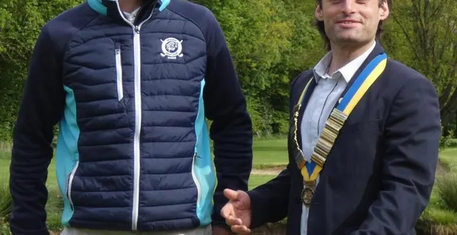 photo  vladimir miraton, directeur le mans golf club de sargé et thomas martineau, président du rotary le mans bérengère.  &copy;  le maine libre. 