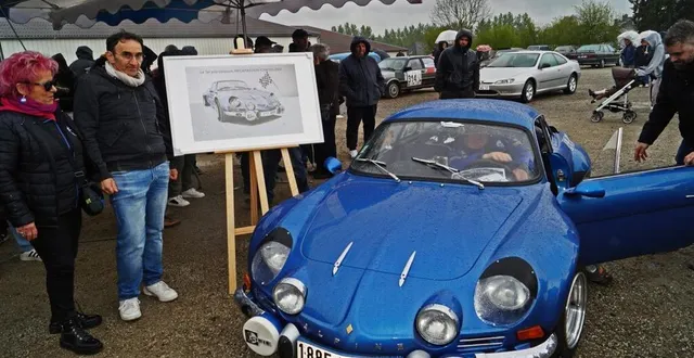 photo  le cadeau offert par mécapassion, était le dessin d’une alpine, réalisé par stéphane pellerin, à gauche.  &copy;  ouest-france 