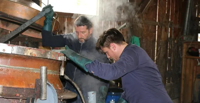 photo  nicolas bedouet et gurvan bourglan font partie des derniers bouilleurs ambulants en sarthe.  &copy;  ouest-france 