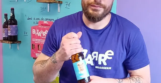 photo  tom foucault avec la bière mamy houblon, white ipa qui a gagné la médaille d’argent.  &copy;  le maine libre 