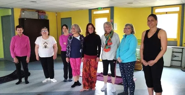photo  jennifer bellanger (au centre), heureuse d’avoir enseigné son premier cours gratuit de yoga à la mjc.  &copy;  le maine libre 