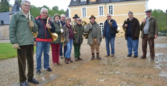 photo  une partie du groupe des sonneurs de trompe de chasse, qui après avoir répété pendant trois jours au château de dobert, donneront du souffle au cours d’un concert ce vendredi 3 mai 2024.  &copy;  le maine libre. 