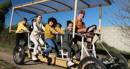 Info insolite  yves gruffaz a conçu un vélo-bus en bois pour emmener les enfants à l’école près de pézenas (hérault). 