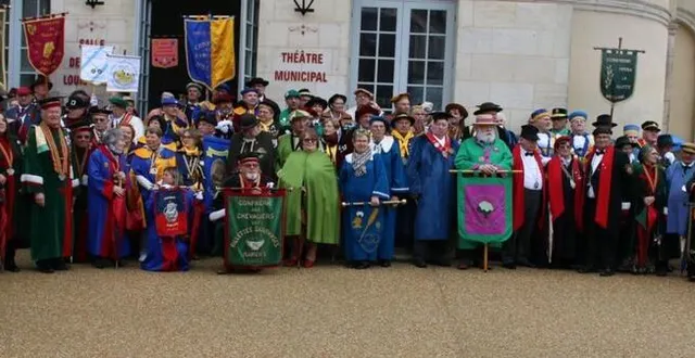 photo  une présentation des confréries des rillettes avant de rejoindre le théâtre pour l’ouverture du 55e chapitre.  &copy;  ouest-france 