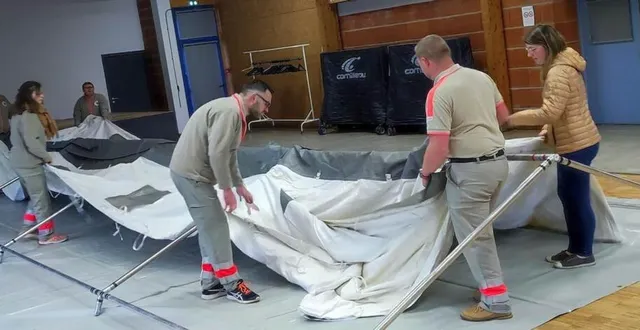 photo  la commune accueillait, samedi, les secouristes de la croix-rouge française venus tester leurs matériels dans la salle des fêtes, et notamment le poste médical avancé. les bénévoles de la croix-rouge sont présents sur de nombreuses manifestations, et sont disponibles pour venir en aide aux communes en cas de sinistres ou catastrophes.  &copy;  ouest-france 