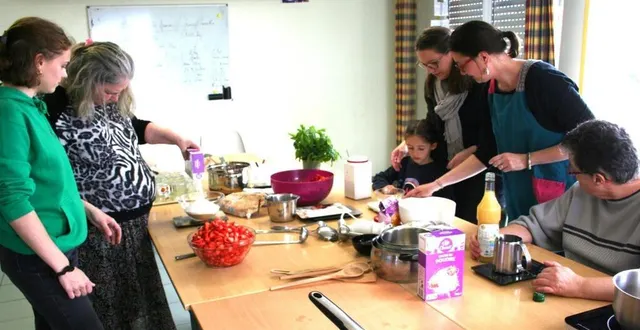 photo  séverine morin donne les conseils qui permettront de réussir une bonne confiture de fraises.  &copy;  le maine libre 