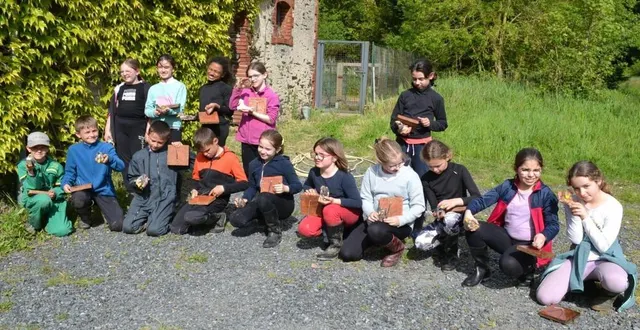 photo  les enfants du club nature poursuivent leurs activités. ils ont bénéficié de deux très belles journées les 29 et 30 avril. en février déjà, ils avaient sculpté un oiseau en terre avant de le recouvrir de plumes de bécasse, de faisan, de canard ou d’oie. « d’autres avaient des allures de chimères issues d’hybridations insolites », rigole michel durchon qui accueille le club à son domicile. ils ont également fabriqué un beau cadran solaire sur un carreau de terre cuite, « leur permettant d’apprendre qu’on peut connaître l’heure qu’il est sans consulter son portable », indique michel durchon. puis, ils ont fait une croix du bûcheron, étalonné leur pas et mesuré la hauteur de différents arbres, et tout ça avec seulement trois bouts de bois. nul doute qu’ils ont été fiers d’en faire la démonstration à leurs parents le soir même.  &copy;  co 