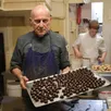 photo  jacky pedro est à la tête de la chocolaterie familiale centenaire. ici en pleine préparation avec gaëtan, son apprenti. 