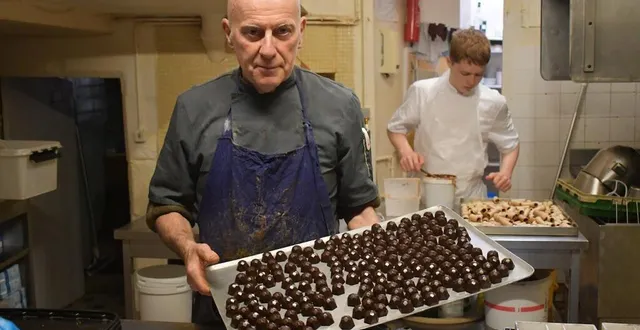photo  jacky pedro est à la tête de la chocolaterie familiale centenaire. ici en pleine préparation avec gaëtan, son apprenti.  &copy;  ouest-france 
