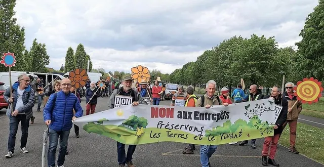 photo  une bonne centaine de personnes ont défilé contre la dizaine de projets d’entrepôts à l’étude en sarthe, notamment celui envisagé dans la zone du cruchet à écommoy.  &copy;  le maine libre 
