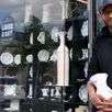 photo yassine boutaleb devant son nouvel atelier-boutique.