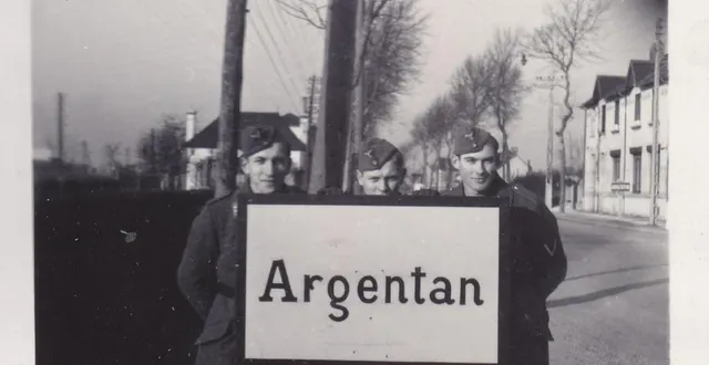 photo  des soldats de l’armée de l’air allemande, la luftwaffe, posant à l’entrée d’argentan, boulevard victor-hugo.  &copy;  collection privée. 
