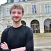 photo matéo guyon, ici devant la mairie de noyen-sur-sarthe, le village dont il est originaire.