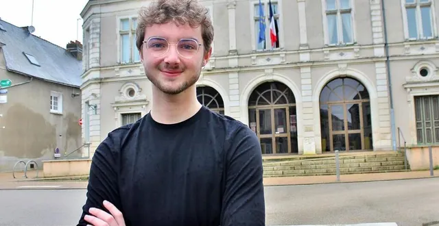 photo  matéo guyon, ici devant la mairie de noyen-sur-sarthe, le village dont il est originaire.  &copy;  ouest-france 