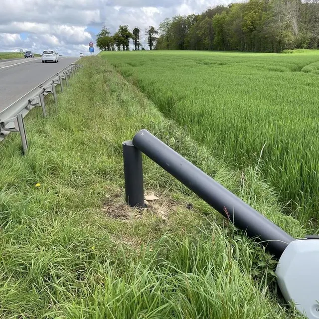photo à proximité du lieu-dit le prail à montilly-sur-noireau, dans l’orne, le radar est à terre dans le champ, ce samedi 4 mai 2024.  ©  ouest-france
