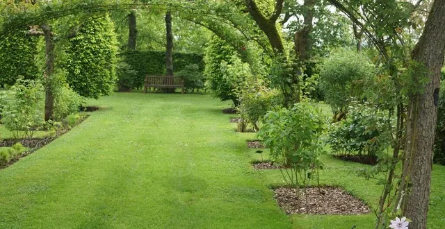 photo  le jardin remarquable du donjon de ballon permet au promeneur de découvrir des espaces verdoyants propices à la quiétude.  &copy;  ouest-france 