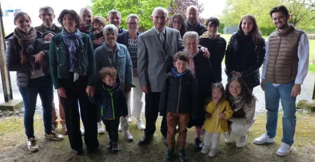 photo  léon et thérèse burgevin entourés de leur famille.  &copy;  co 