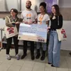 photo  lors de la remise du chèque par mélissa et alexy aux responsables de solidarité femmes 72. 