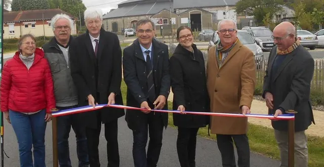 photo  de gauche à droite : chantal et bruno duru de l’association la rotonde ferroviaire en vallée du loir ; dominique le mèner, président du conseil départemental ; hervé roncière, maire de montval-sur-loir, marie-elize tilly, sous-préfète et des membres de l’association.  &copy;  ouest-france. 