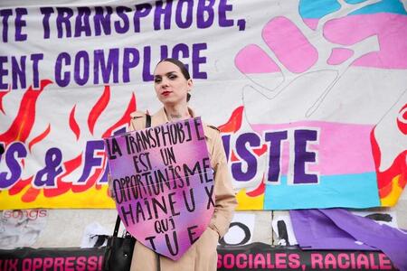 photo La militante transgenre Lexie Agresti porte une banderole avec le message « La transphobie est un opportunisme haineux qui tue » lors de l’appel national lancé par 800 organisations et personnalités publiques en faveur des personnes transgenres à Paris, France, le 5 mai. 2024. Teresa Suarez / EPA/MAXPPP 
