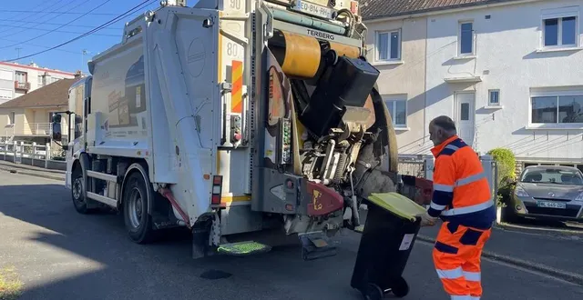photo  les ripeurs arriment chaque bac jaune qui est ensuite vidé dans la benne.  &copy;  ouest-france 