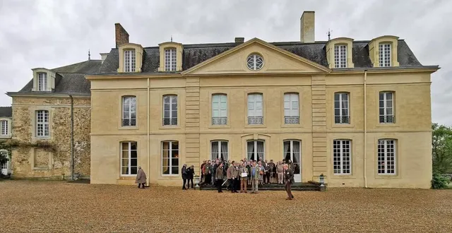 photo  devant la façade du château de saint-pavace, rénovée en 2023, françois ogier d’ivry, propriétaire, a reçu le prix régional pays de la loire vieilles maisons françaises – perrigot joailliers.  &copy;  vieilles maisons françaises 