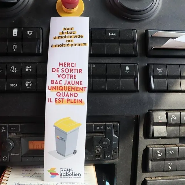 photo les ripeurs apposent parfois des étiquettes comme celles-ci sur les bacs jaunes pour rappeler la nécessité que les bacs soient pleins.  ©  ouest-france