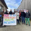 photo les parents d’élèves de l’école primaire publique de loué avaient décidé d’organiser un blocus de l’établissement, lundi 6 mai 2024. ils ont été rejoints par elise leboucher, députée de la 4e circonscription de la sarthe.