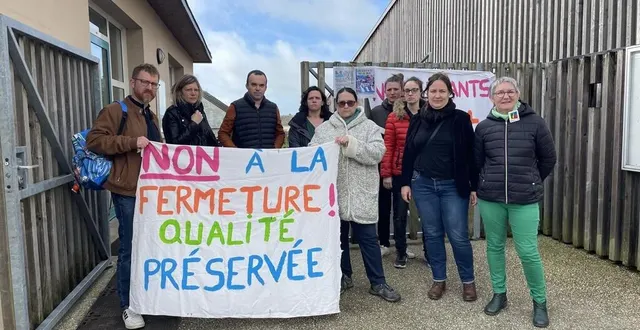 photo  les parents d’élèves de l’école primaire publique de loué avaient décidé d’organiser un blocus de l’établissement, lundi 6 mai 2024. ils ont été rejoints par elise leboucher, députée de la 4e circonscription de la sarthe.  &copy;  ouest-france 