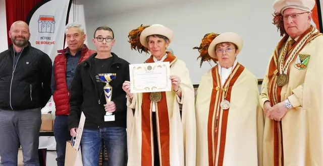 photo  remise du diplôme et de la coupe aux lauréats artisans et ouvriers de la catégorie pain courant  &copy;  ouest-france 