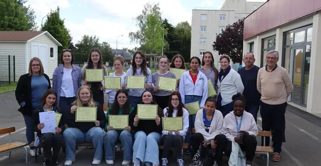 photo  à l’instar d’une photo de classe, les diplômées de la formation ont posé au centre de la cour, au pôle petite enfance bouskidou, mardi 30 avril 2024, à sablé-sur-sarthe.  &copy;  ouest-france 