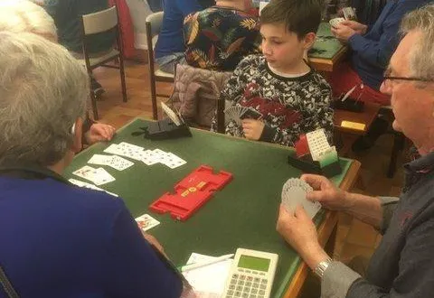 photo  les jeunes apprenant le bridge au collège saint-laud étaient au club de bridge des ponts-de-cé.  &copy;  co 