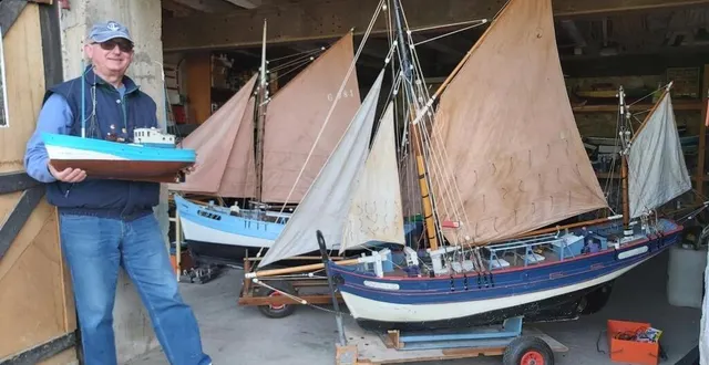 photo  gérard le gallic près des maquettes qui seront présentées, dimanche 12 mai sur l’étang situé route de couame.  &copy;  le maine libre 