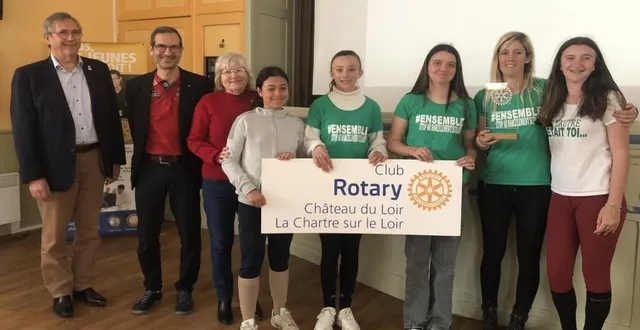 photo  katie demigné et les jeunes cavalières honorées par le rotary club.  &copy;  le maine libre 