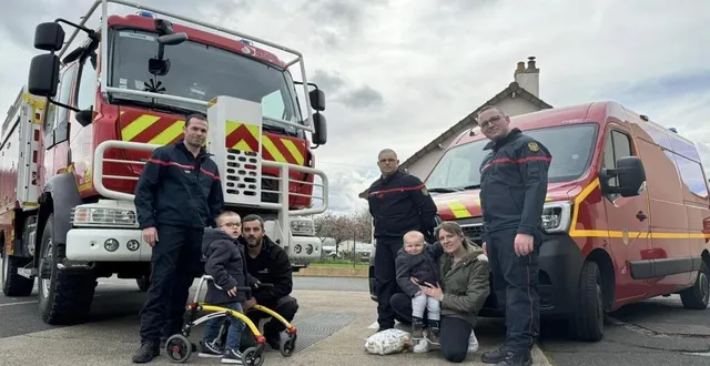 photo  logan, 4 ans, atteint de leucodystrophie, a été reçu avec sa famille à la caserne des pompiers de teloché.  &copy;  pompiers de teloché 