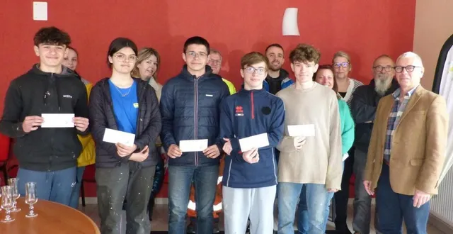 photo  les six jeunes ayant œuvré du 29 avril au 3 mai à oizé ont reçu chacun un chèque de 60 €.  &copy;  le maine libre 