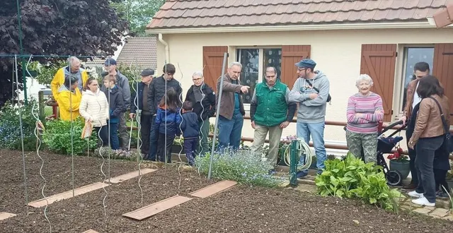 photo  samedi, le groupe maison pour tous a proposé une première rencontre autour du jardinage. un moment de discussions organisé dans le jardin de lulu, réjouit : « c’est bien, on a eu de la visite ! » chacun a pu échanger sur les manières de faire, et livrer quelques conseils. « cela nous donne des idées pour se lancer », a expliqué un jeune couple novice en la matière. une distribution de graines a eu lieu avant de se quitter.  &copy;  ouest-france 