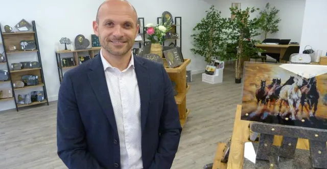 photo  anthony fontaine, le gérant du service funéraire marbrerie daviaud, vient d’intégrer le nouveau local du 34, rue du vieux-pont.  &copy;  ouest-france 