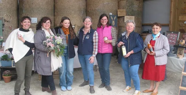 photo  audrey (au centre), avec une partie des exposantes.  &copy;  ouest-france 