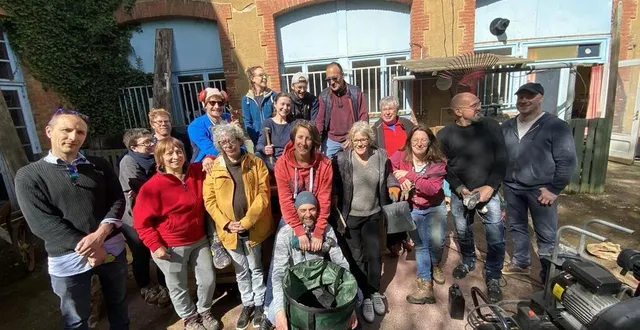 photo  chaque week-end jusqu’à l’ouverture, début juin, l’armée de bénévoles des courts circuits s’active pour préparer la cinquième saison de la guinguette.  &copy;  ouest-france 