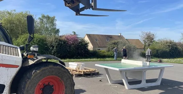 photo  en plus de cette table de ping-pong, un rameur et un pédaleur ont été installés au stade de la tour.  &copy;  le maine libre 