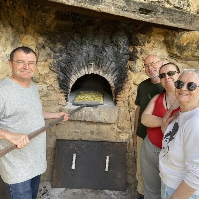 photo les rillettes ont chauffé dans le four à pain, comme le poulet – pommes de terre et la tarte aux pommes.  ©  le maine libre