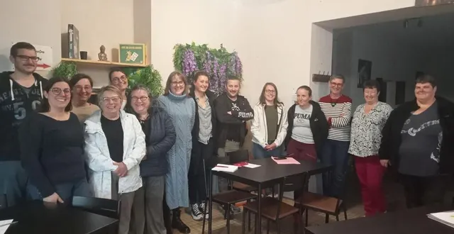 photo  les membres de la mjc et gérants du commerce les joyeux préparent la future fête du village.  &copy;  le maine libre 