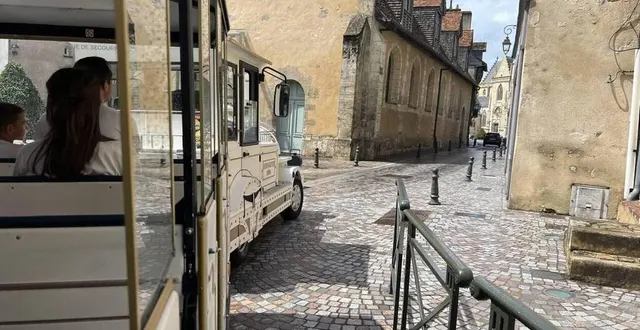 photo  le petit train permet de faire le tour de la ville et d’apprendre des pans entiers sur son histoire.  &copy;  le maine libre 